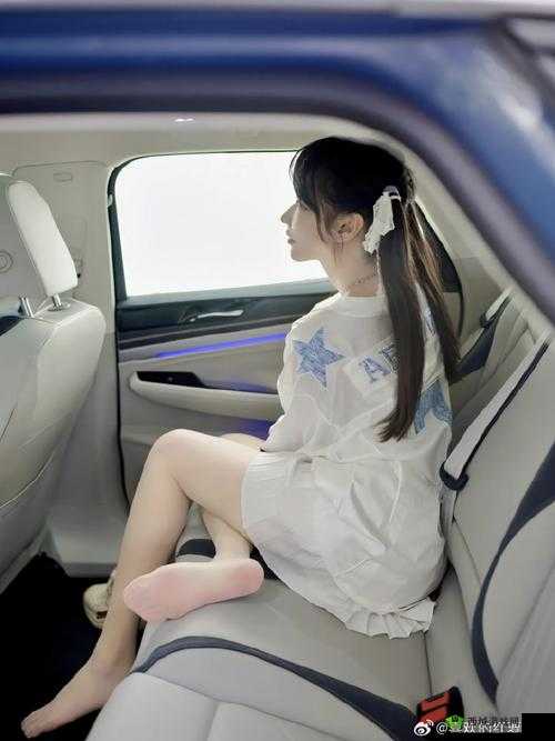 :被后入的白丝美女:一个引人遐想的视觉盛宴